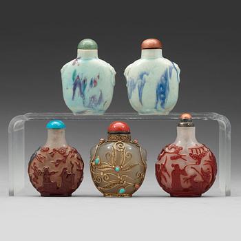 598. A group of five Chinese snuff bottles, late Qing dynasty and 20th Century.