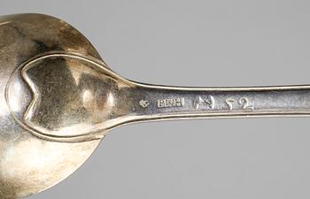 SOPPSLEV samt 5st SKEDAR, silver, bland annat Gustaf Åberg, Jönköping, 1800. Skedarnas vikt ca 274g.