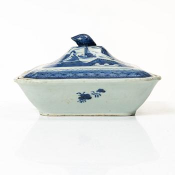 A warming stand and covered bowl, porcelain, China, 19th century.