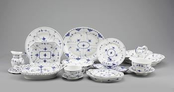 SERVISDELAR, 61 delar, "Musselmalet", Royal Copenhagen, flertal delar omkring sekelskiftet 1900.