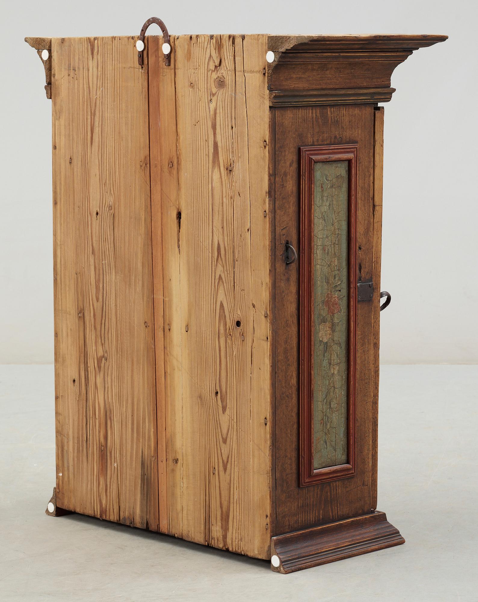 HÄNGSKÅP, allmoge, 1700-tal.