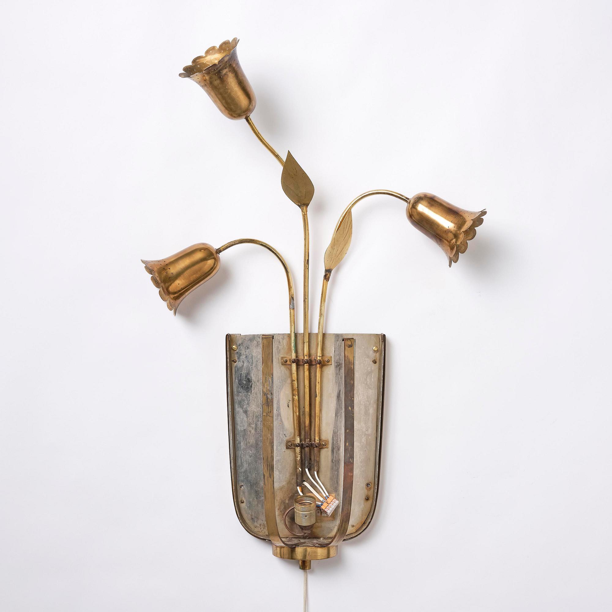 Simon Gate, an imposing wall lamp, Orrefors, 1930s-40s.