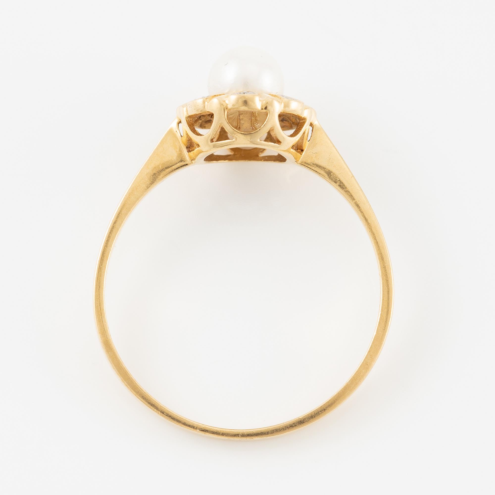 Ring, 18K gold with a pearl and small diamonds.