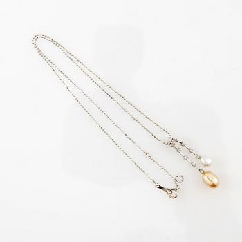 Hängsmycke, 18K vitguld med pärlor med diamanter.