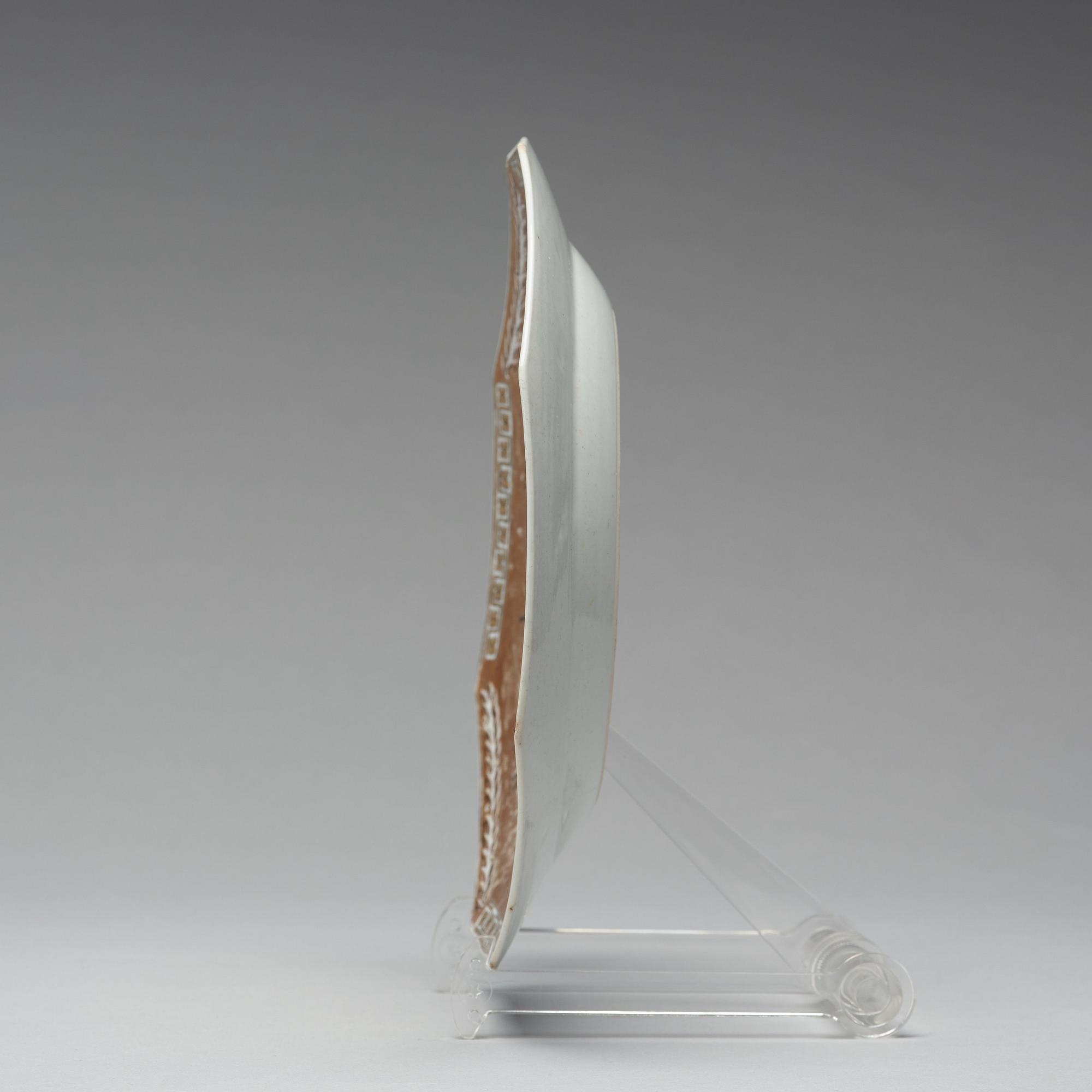 TALLRIK, vapenporslin. Qingdynastin, Qianlong (1736-95).