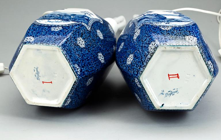 BORDSLAMPOR, ett par, porslin, Rörstrand, tidigt 1900-tal.