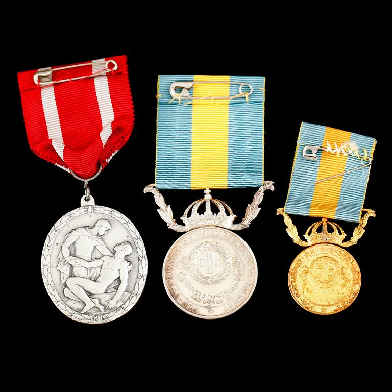 MEDALJER, 3 st, silver, varav en förgylld. Vikt ca 57 gram.