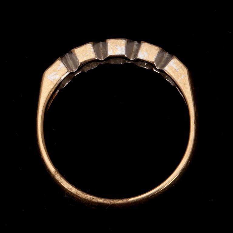 RING, guld 18K samt 5 st. diamanter tot. ca 0,40 ct. Tot. vikt ca 2,8 g.