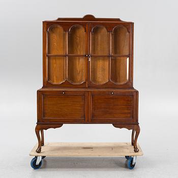 A dispay cabinet, first part of the 20th Century.