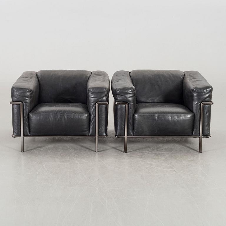 A PAIR OF NATUZZI LEATHER ARMCHAIRS, end of 20th century.
