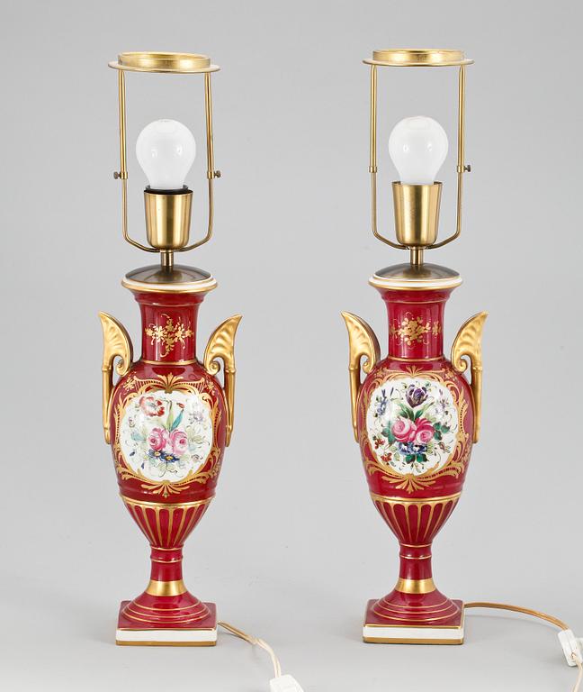 BORDSLAMPOR, ett par, porslin, Frankrike, 1900-talets början.