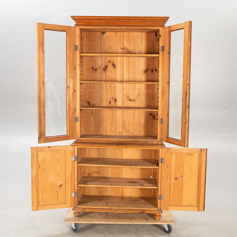A pine display cabinet around 1900.