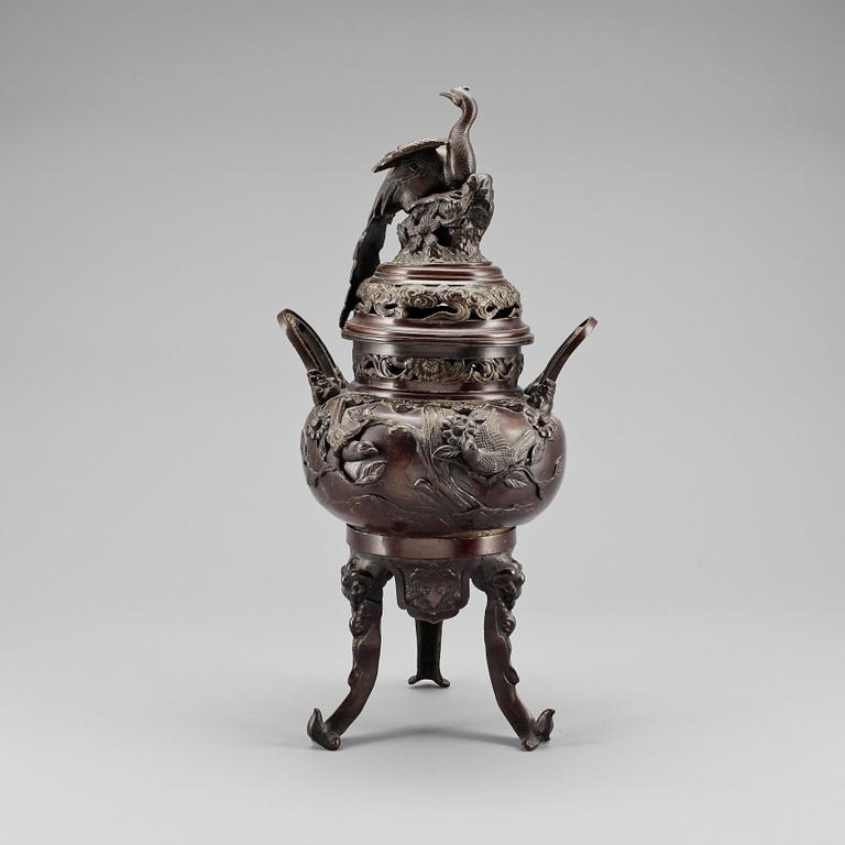 RÖKELSEKAR. Brons, Japan, sen Meiji (1868-1912), omkring år 1900.