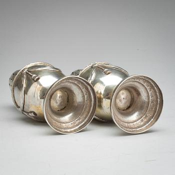 SOCKERSTRÖARE silver (halt 12 ld), ett par.  Tyskland, 1800-talets första del. Vikt ca 520 gr.