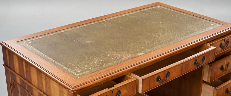 SKRIVBORD. England, 1900-talets andra hälft.