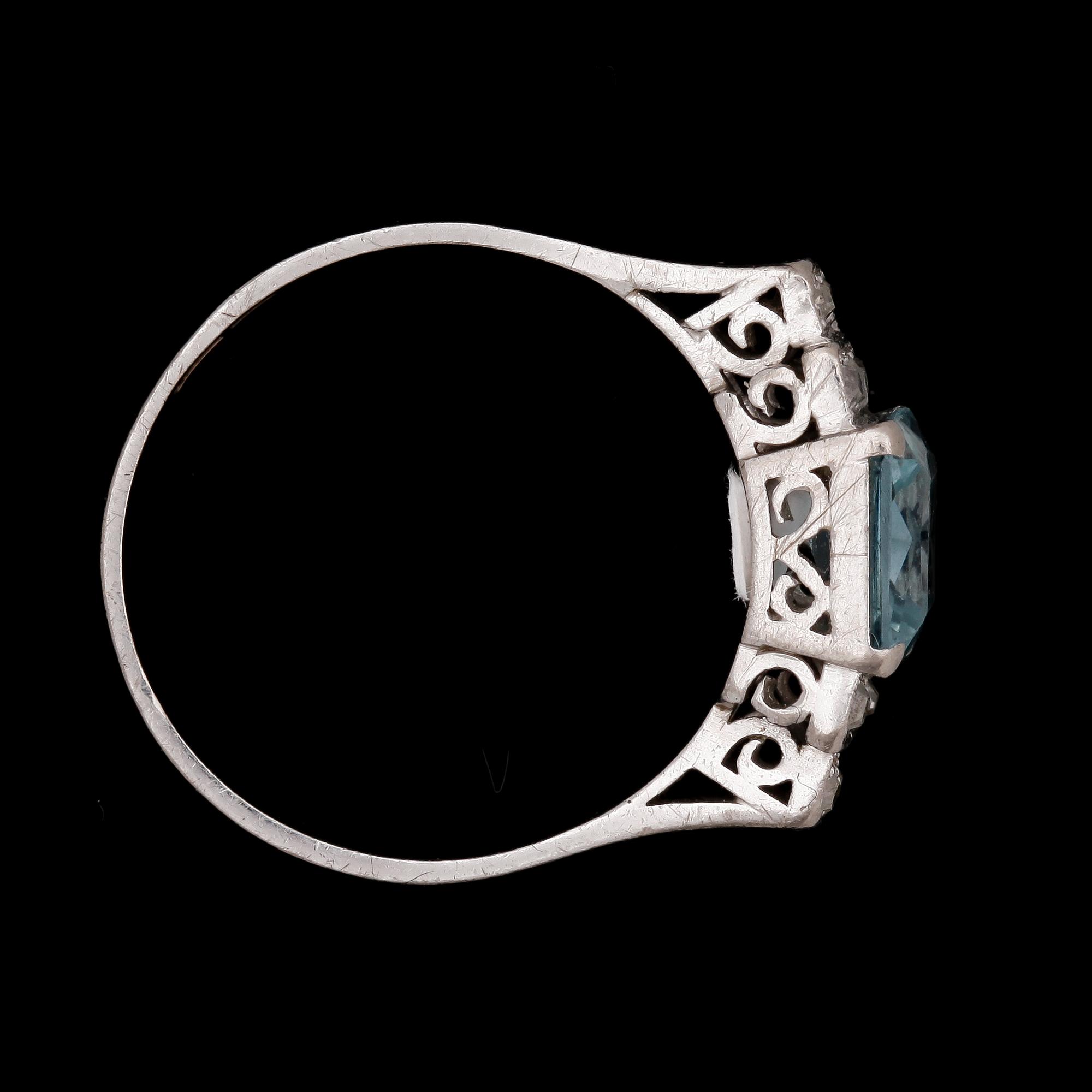 RING, 18k vitguld med akvamarin samt antikslipade diamanter, Hellström & Åhrling, Stockholm 1958. Vikt ca 4,2g.