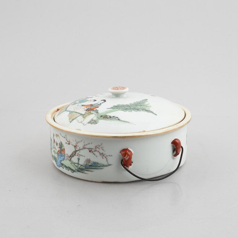 A covered porcelain bowl, China, late Qing dynasty, 19th/20th Century.