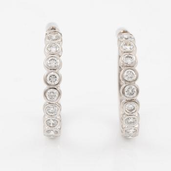 Ett par örhängen 18K vitguld med runda briljantslipade diamanter.