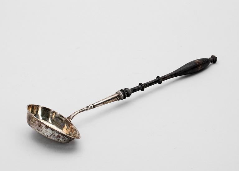SOPPSLEV, silver, otydlig mästarstämpel, Stockholm, 1832. Tot ca 115g.