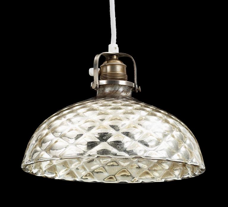 TAKLAMPA, glas, s.k fattigmanssilver, 1900-talets början. Höjd 17 exkl sladd.