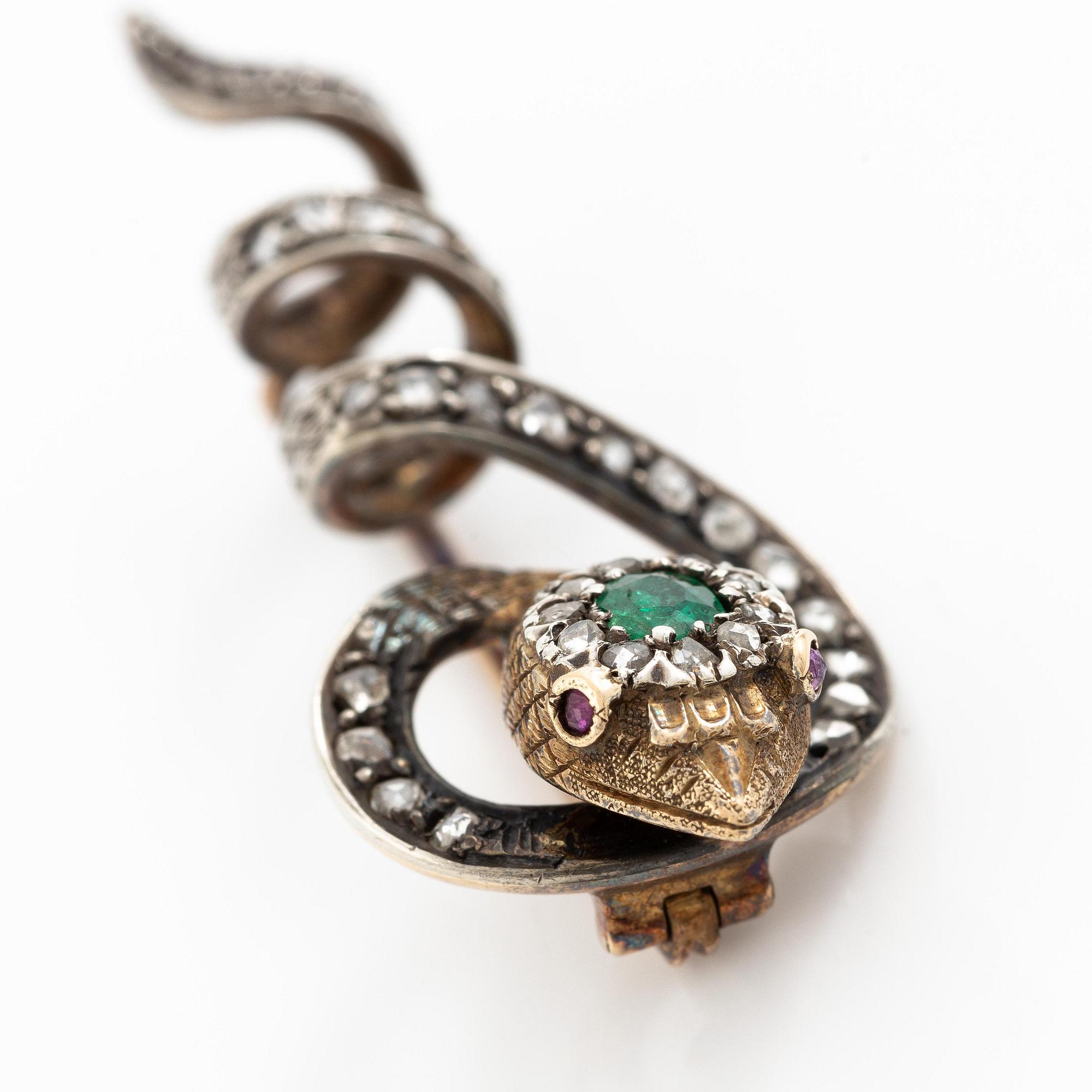 Brosch i form av en orm 18K guld och silver med en fasettslipad smaragd och rosenslipade diamanter, viktoriansk.