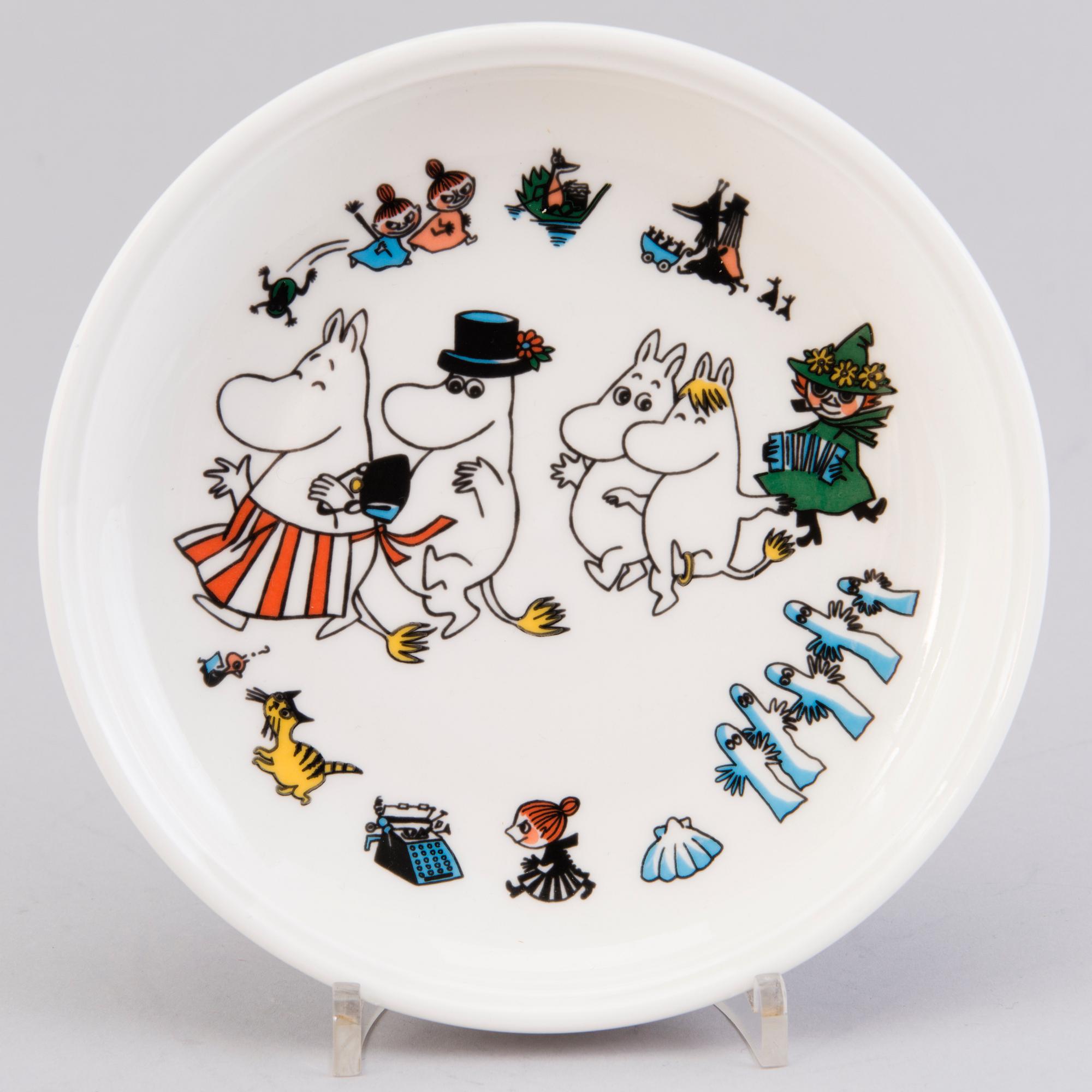 A MOOMIN PLATE, porcelain, children’s plate, ’Happy family’, Arabia. Not in manufacturing.