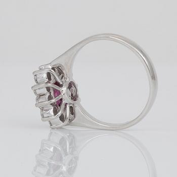 RING med rubin ca 2.00 ct, samt briljantslipade diamanter totalt ca 0.75 ct.