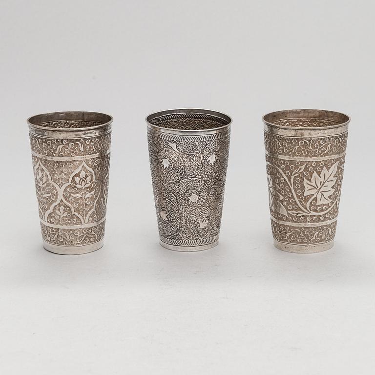 Silverföremål, 9 st: fat, tre servettringar och fem bägare, sannolikt Indien, 1900-tal.