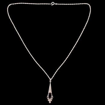 HÄNGE, sterlingsilver med fasettslipad röktopas och markasiter, omkring 1900-talets mitt. Vikt inklusive kedja 7 g.