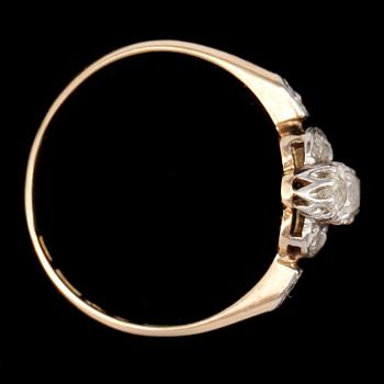 RING, 18k vitguld med gammal- och rosenstensslipade diamanter. 1930-tal. Vikt 2,7g.