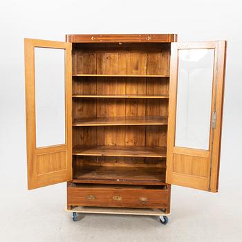 An eraly 1900s mahogany display cabinet.