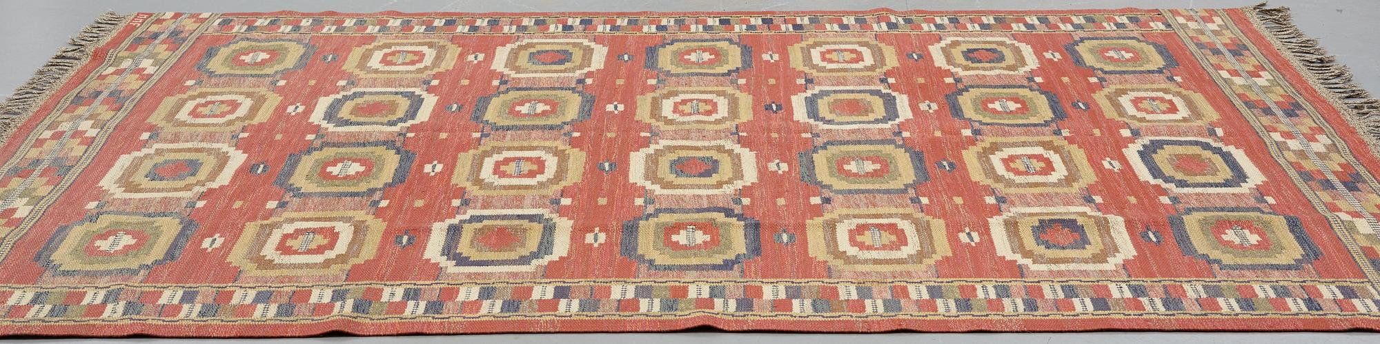 Märta Måås-Fjetterström, matta, "Röda åttan", rölakan, ca 295-297 x 205,5-209 cm, signerad MMF.