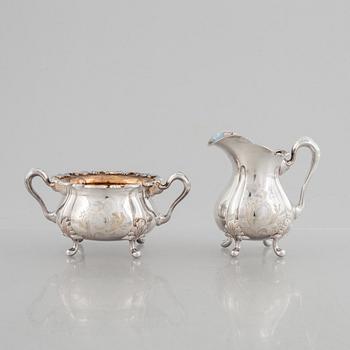 Gräddkanna och sockerskål, silver, Auran Kultaseppä Oy, Åbo, Finland 1975.