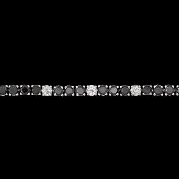1090. A black brilliant cut diamond bracelet, tot. app. 6.30 cts.