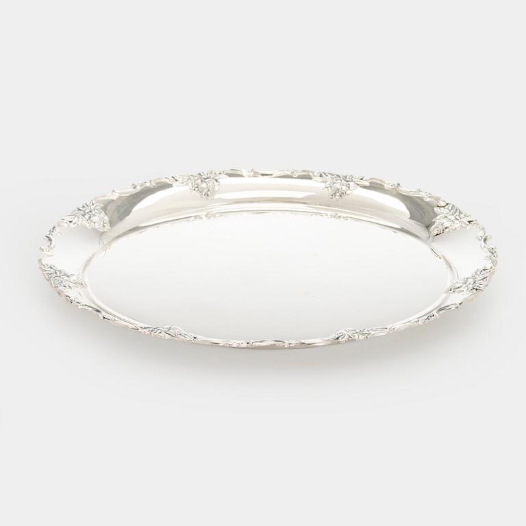 Tarjotin, hopeaa, Auran Kultaseppä Oy, Turku 1976.