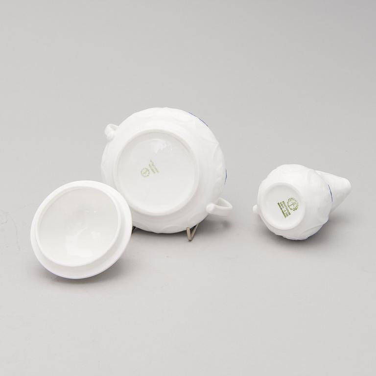 A 43-piece porcelain dinnerware set, "Blå blom", Gustavsberg.