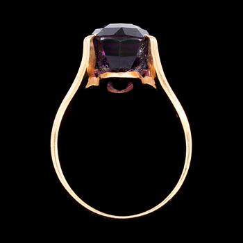 RING, 18 k guld, med fasettslipad ametist. Vikt 7,7 g.