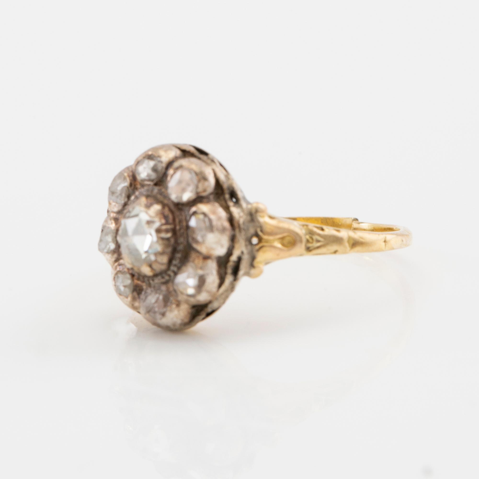 Ring in gold set with a brilliant-cut and rose-cut diamonds, possibly from the first half of the 19th century.