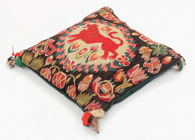 A cushion, "Rött Lejon ", tapestry weave, ca 43 x 40 cm, Scania, around the year 1800.