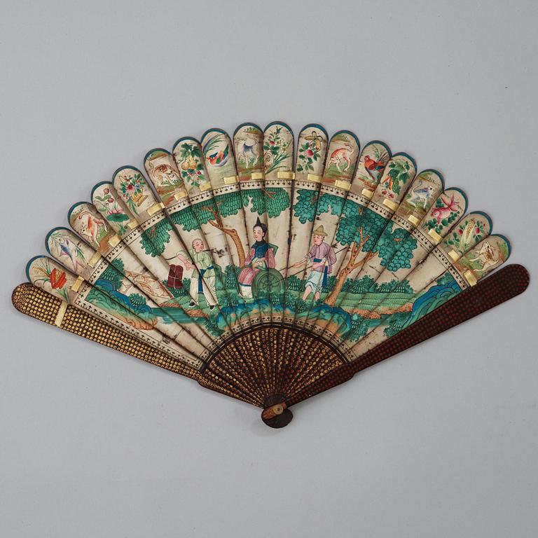 SOLFJÄDER, lackerad och med måleri i gouache. Qing dynastin, omkring 1800.