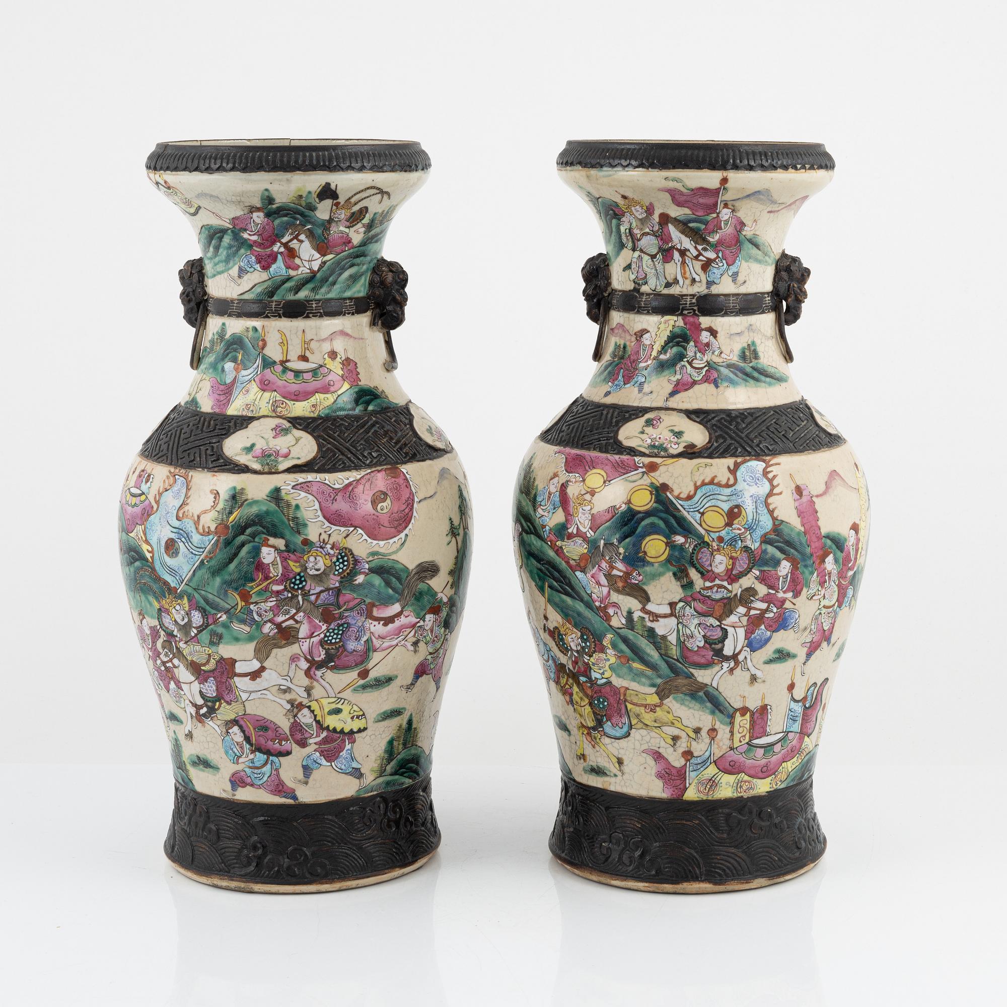 A pair of vases, late Qing dynasty, around 1900.