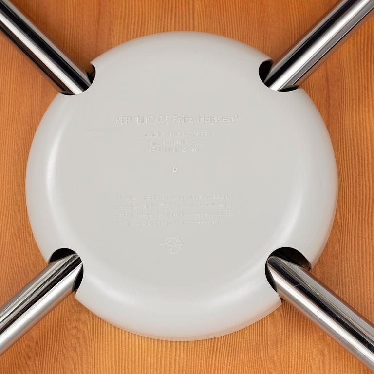 Arne Jacobsen, stolar, ett par, "Sjuan", Fritz Hansen, Danmark 2015.