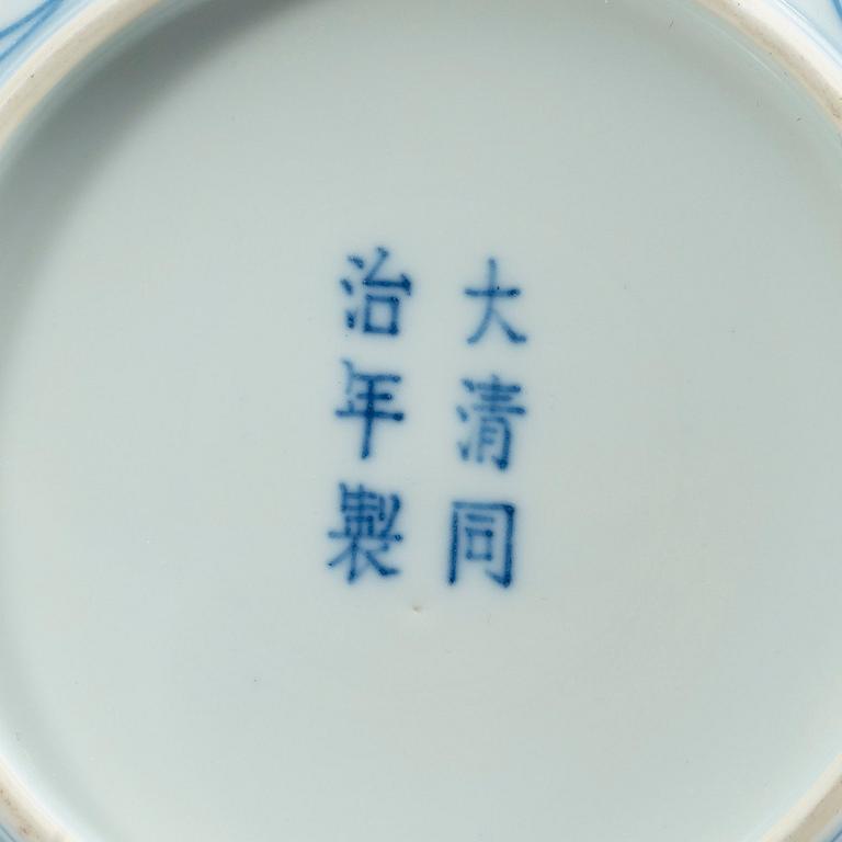 A set of blue and white lotus dishes, Qing dynasty, 19th century with Tongzhis six character mark in underglaze blue.