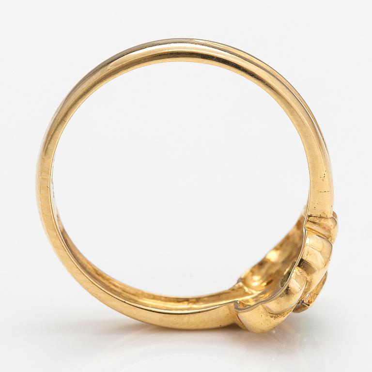 An 18K gold ring with diamonds ca. 0.02 ct and an emerald. Finnish import marks.