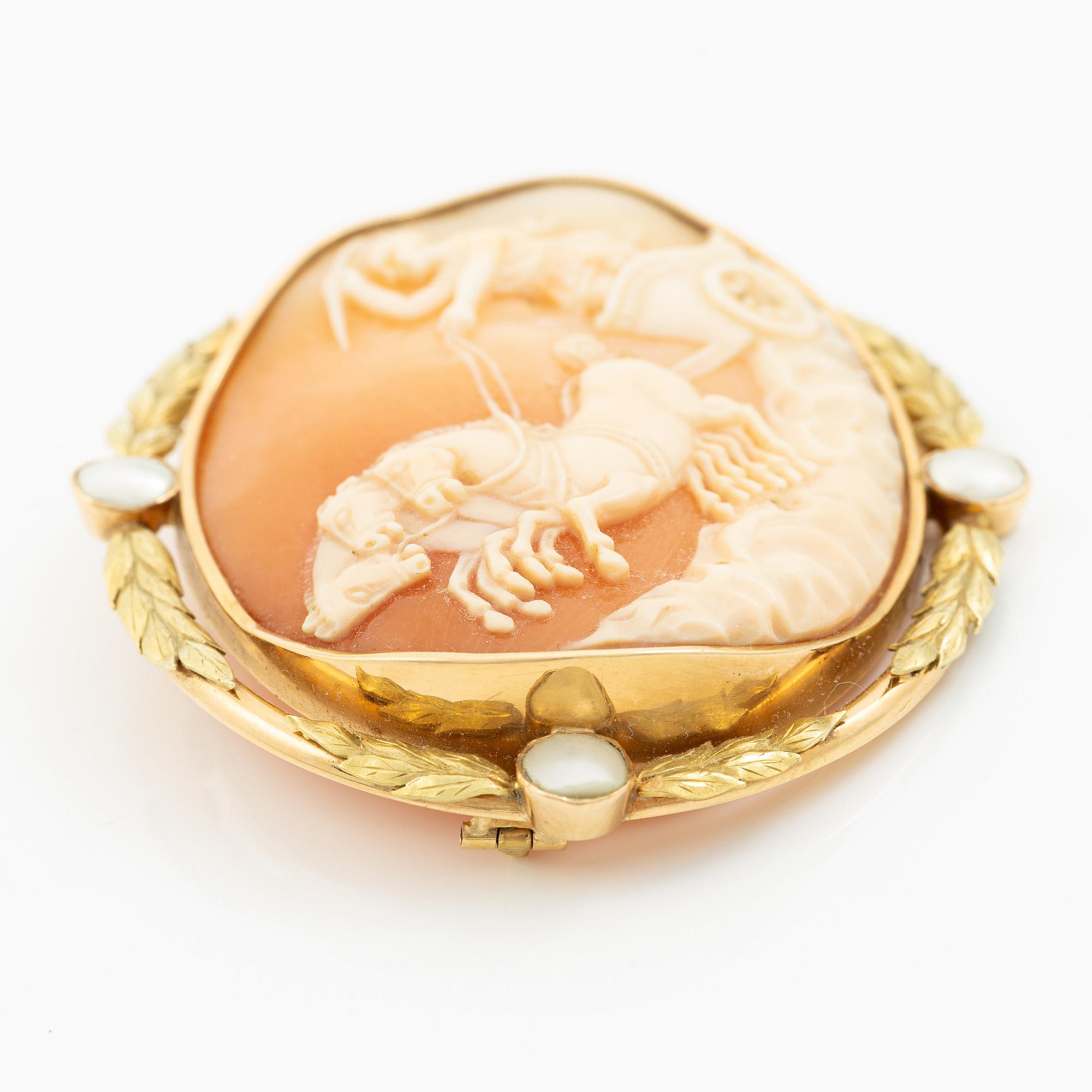 Brooch, 18K gold with shell cameo in the form of possibly Helios.