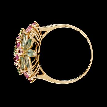 RING, 18 k guld, olikfärgade safirer tot ca 3.45 ct, briljanter tot ca 0.19 ct., granater.