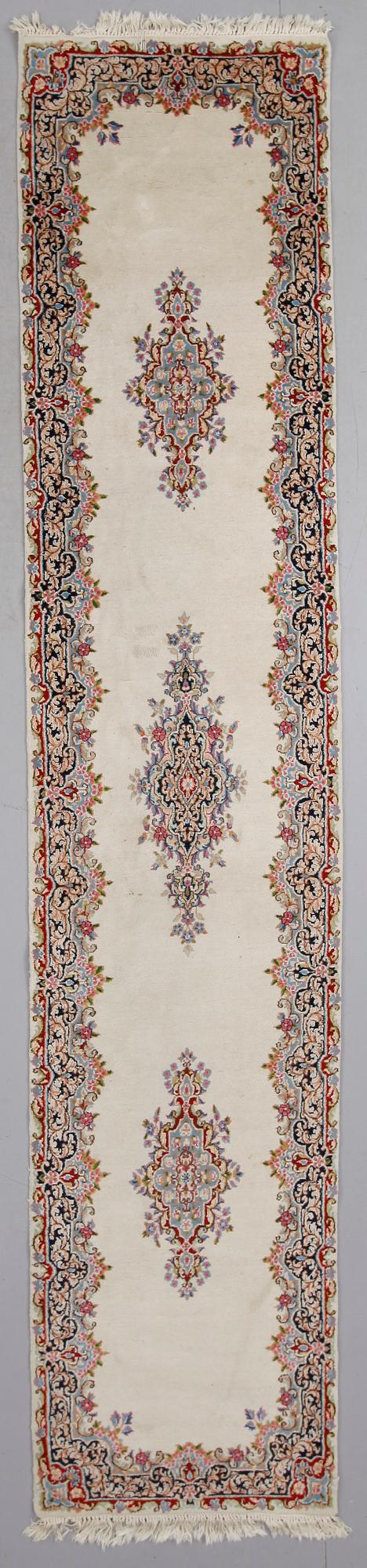MATTA, orient, ca 382 x 80 cm.