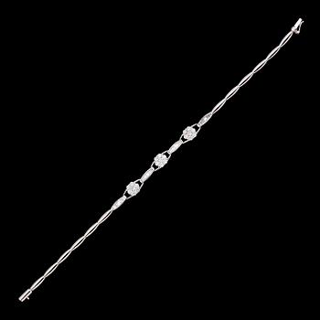 ARMBAND, 18 k vitguld, diamanter tot 0.92 ct.