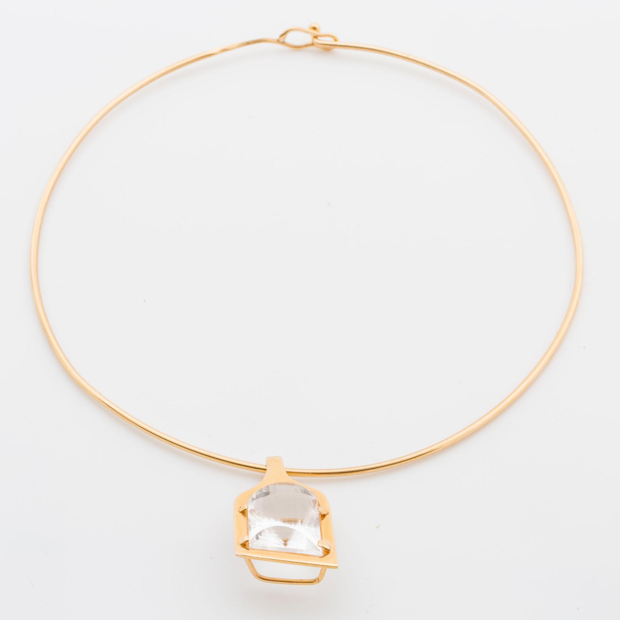A Elon Arenhill collier with faceted rock crystal.