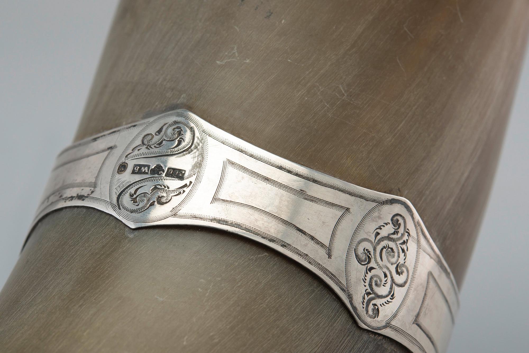 DRYCKESHORN, silverbeslag J. O. Östlund (1848-77 ) Gävle 1875. Längd 43 cm, höjd 23 cm.